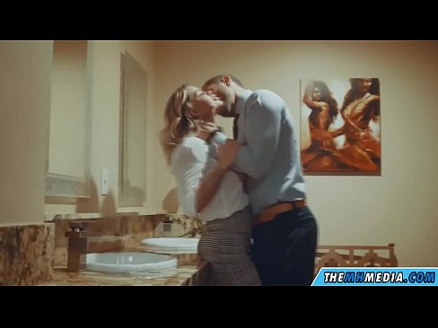 ❤️ 当一个胸大无脑的金发女郎在公共厕所里勾引你时 ❤❌ Sex video❌️❤